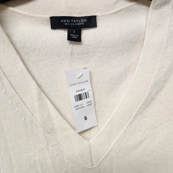 Ann Taylor 100% Cashmere Ivory Lightweight V-neck Sweater Sz Small New - Picture 2 of 10
